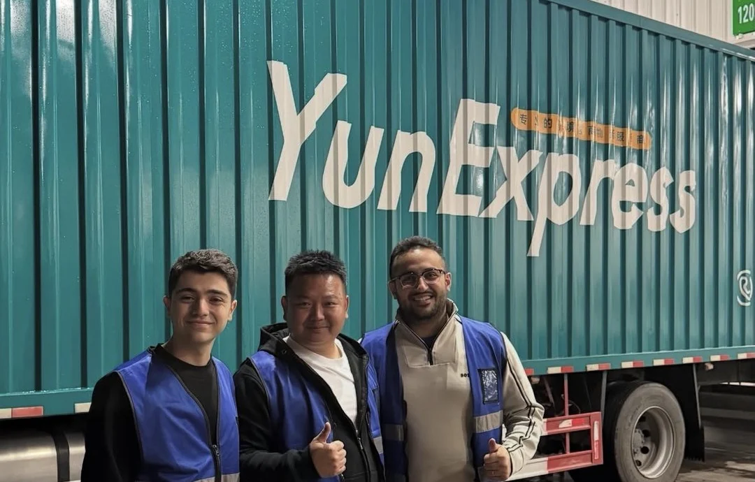 Çin hattında YunExpress sevkiyat aracının önünde depo ekibi